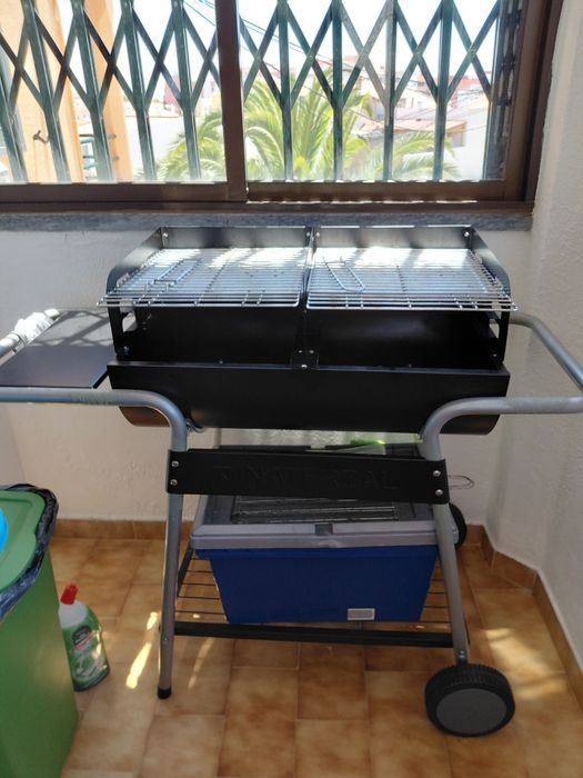 Barbecue a carvão usado uma vez