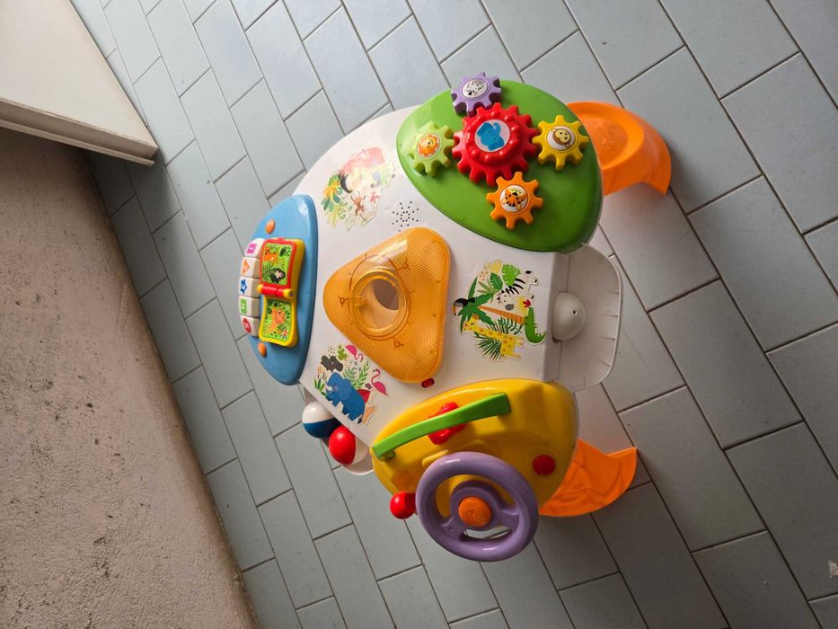 Mesa de atividades interativas para bebé