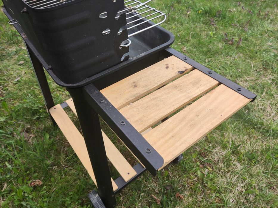 Grill węglowy na kółkach ze stolikiem