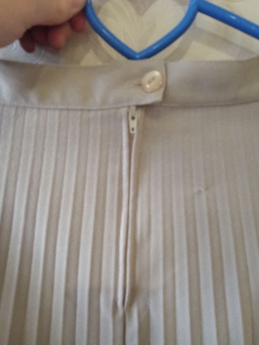 Гарна спідниця міді