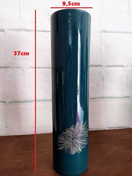 Jarra moderna azul em faiança formato tubular