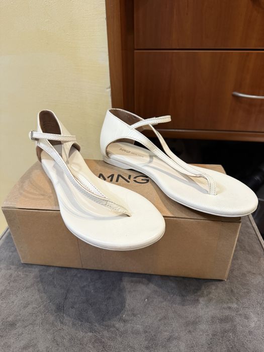 Білі шкіряні сандалі 36 mango