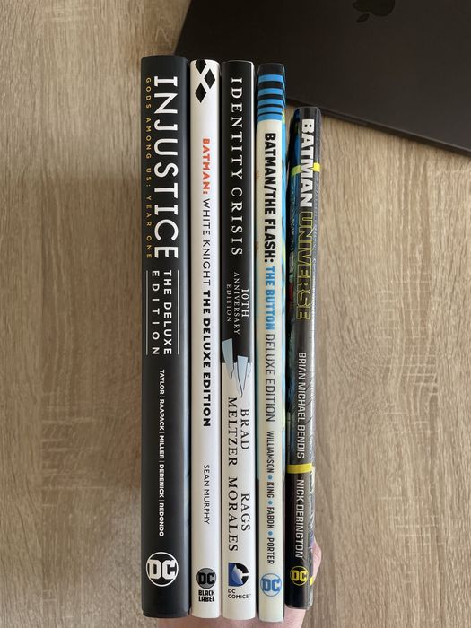 Комікс. Batman Universe by Brian Michael Bendis Hardcover. Бетмен всесвіт