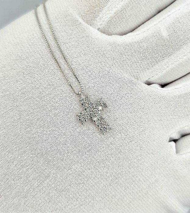 Подвеска с цепочкой и бриллиантами