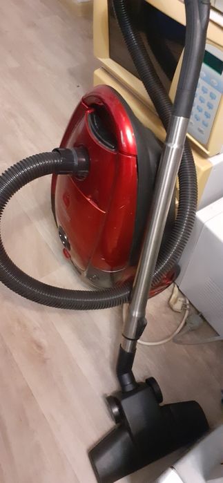 Дешево! Пылесос - мощный и надежный!