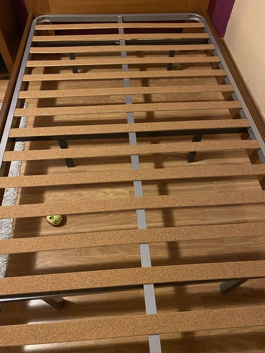 Cama de solteiro em pinho mel com estrado