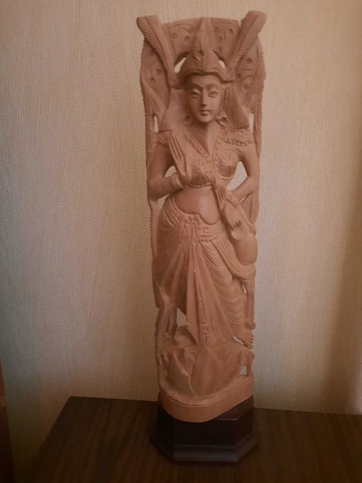 Статуэтка Богиня Лакшли 30 см красное дерево сандаловое