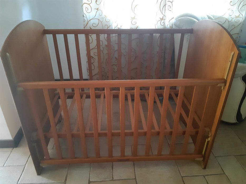 Cama bébé em madeira maciça da Pueri com estrado regulável em altura