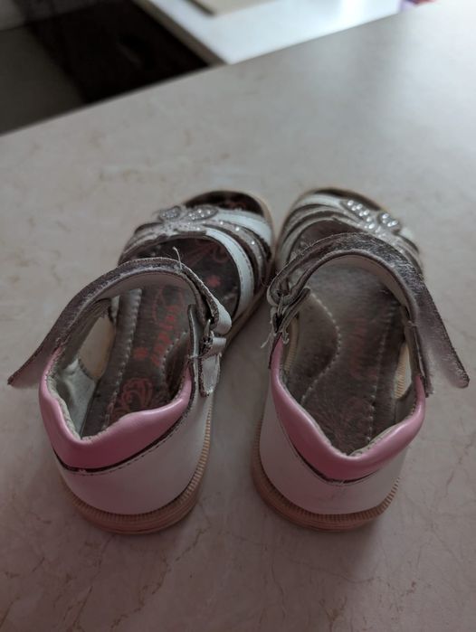 Sandałki skórzane 27