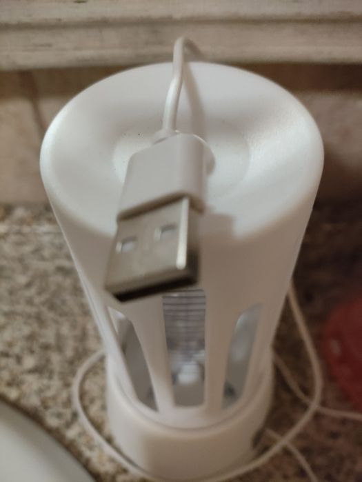 Lâmpada elétrica anti mosquiteiro com luz ultra violeta.