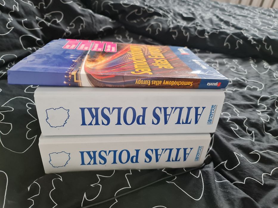 Dwa kompletne skoroszyty z Atlasem Polski oraz mapa europy