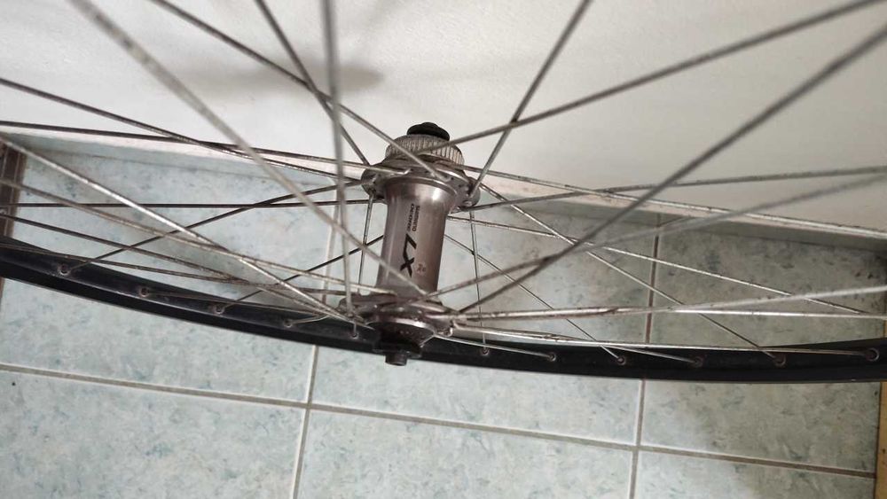 Koło przód 28 lub 29 cali, piasta Shimano Deore LX, centerlock