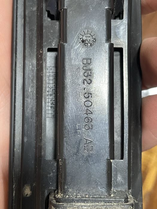 Продам накладку криші Range Rover evogue BJ32.50463AG задня ліва і пра