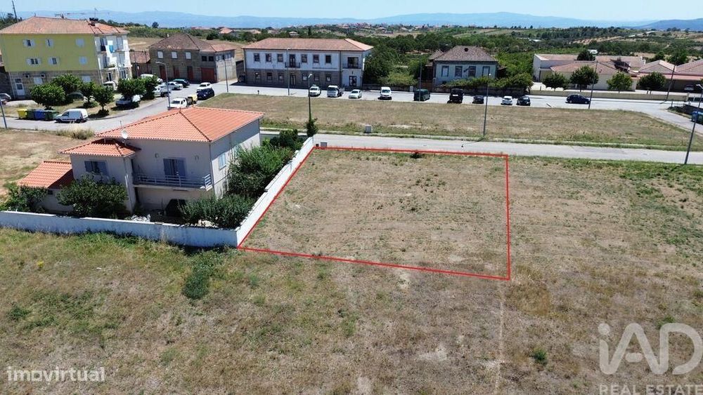 Terreno em Carrazedo de Montenegro e Curros de 450,00 m2