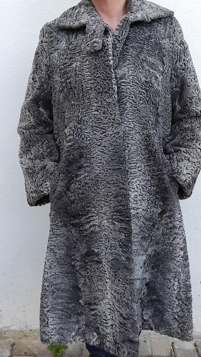 Bonito casaco de pele usado