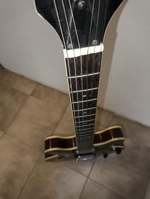 Guitarra Samick EG-1935 Estilo 335

Bastante usada e com desgaste.
Apa