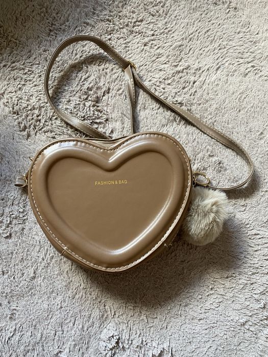 Brązowa torebka na ramię w kształcie serca