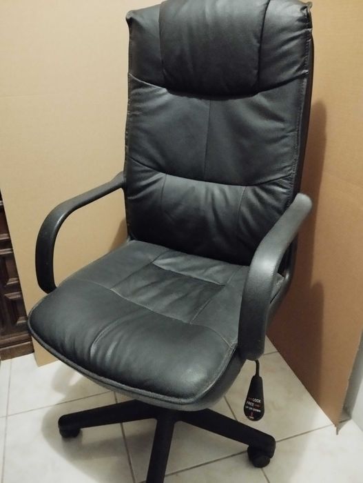 Cadeira de escritório usada preta