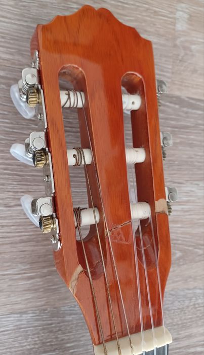 Gitara z pokrowcem. Klejony gryf.