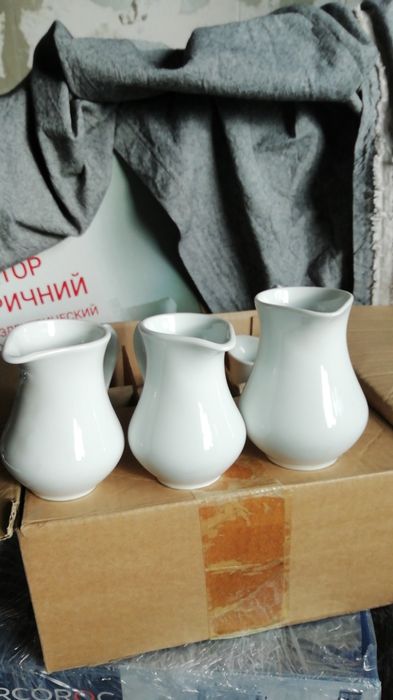 Посуда для кафе. В белом цвете.  Столовые приборы., приборы для кухни.