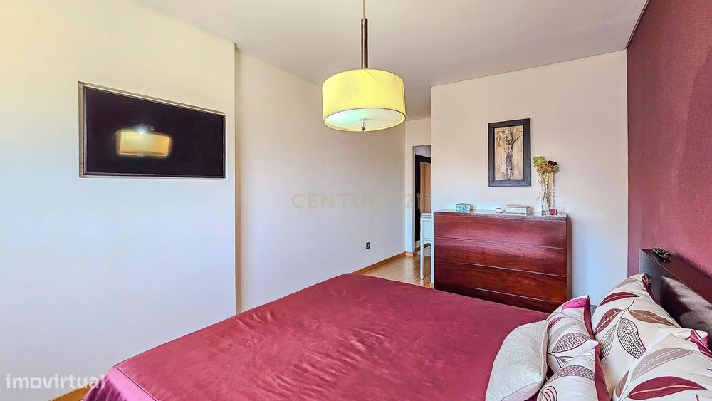 Apartamento T2 no Bonfim, Porto, terraço fechado e varanda.
