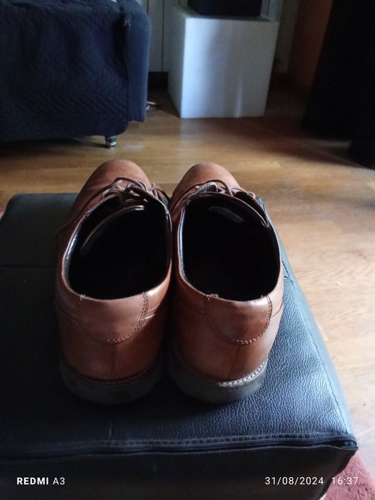 Sapatos homem em bom estado