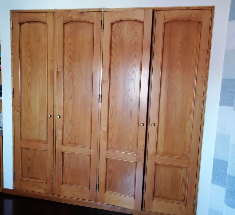 Roupeiro de Quarto - Portas de madeira de Carvalho