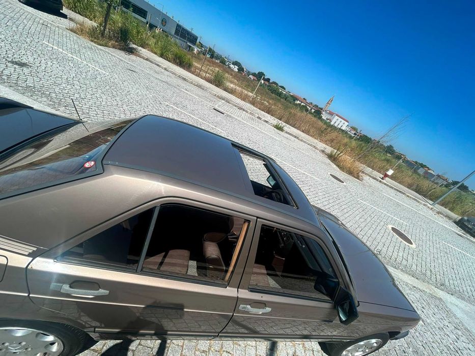 Mercedes-Benz 190D 2.5 W201 com teto de abrir elétrico