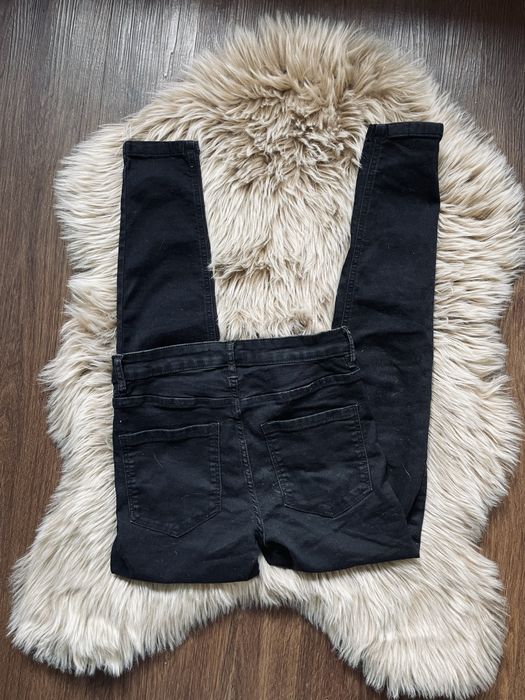 Sinsay jeansy mid waist czarne 36 s rurki spodnie skinny regular