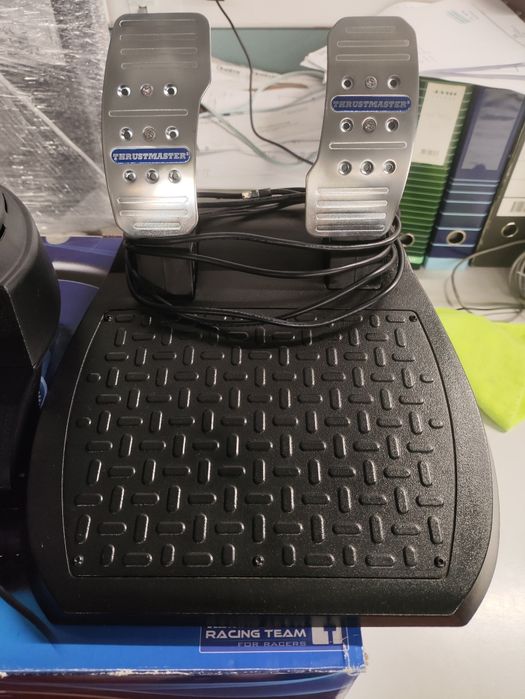 Volante T300RS com pedais