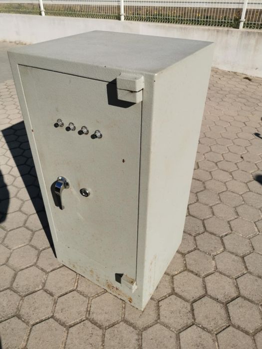 Cofre 55cm X 60cm X 1,20cm altura.