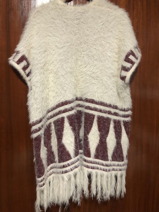 Poncho com mangas cavadas , franjas no final