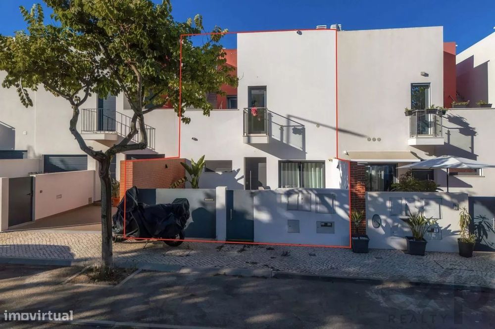 Moradia contemporânea T3 com cave e terraço panorâmico – Olhão