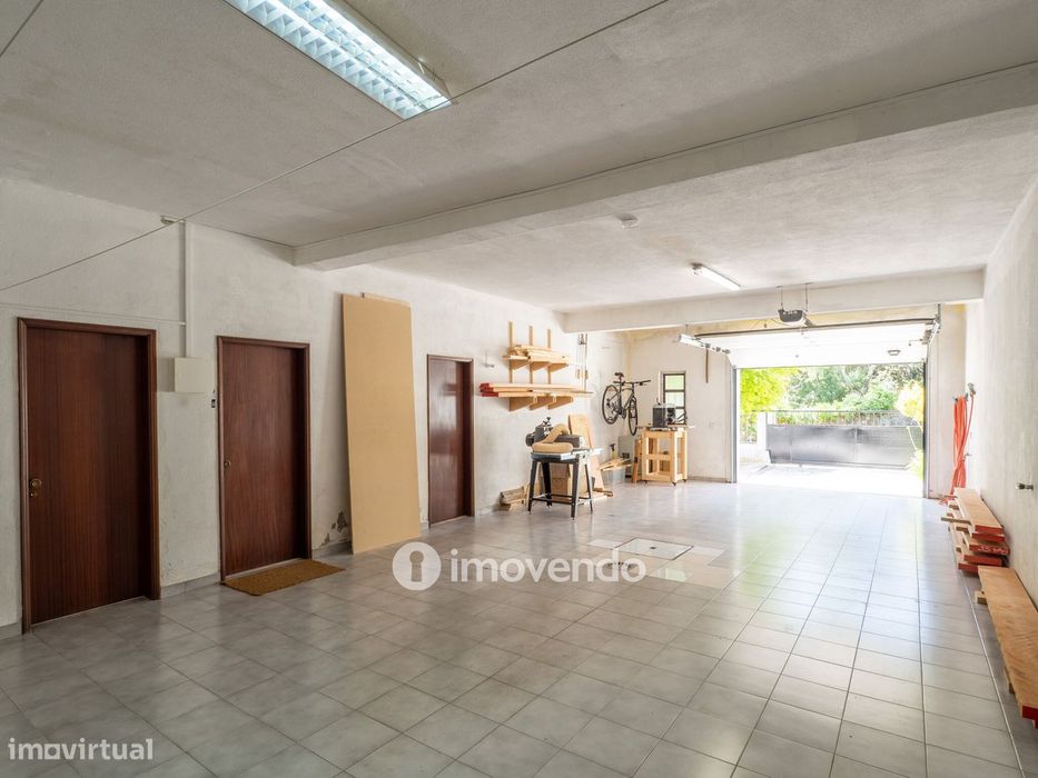 Moradia T6 com jardim, terraço e garagem, em Rio de Mouro