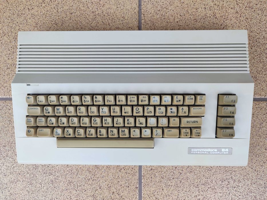 Commodore C64 kompletny zestaw z grami cartridge Tapecart stan bdb, sprawny.
