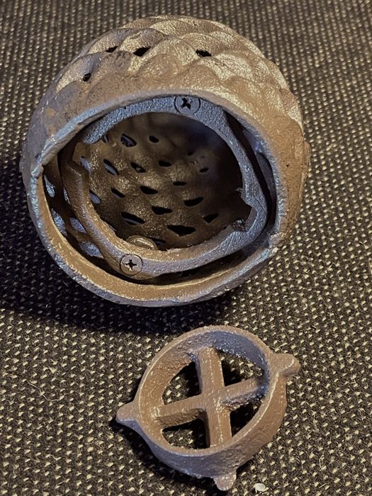 Suporte em ferro fundido para vela tealight em forma de pinha