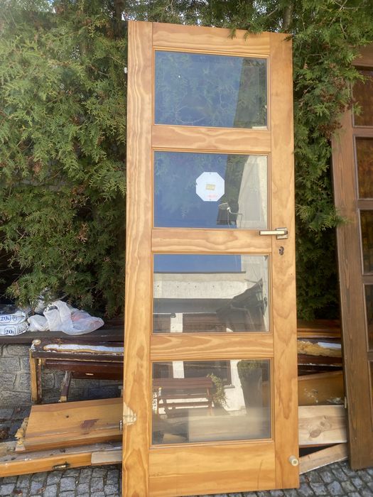 drzwi do domu brazowe