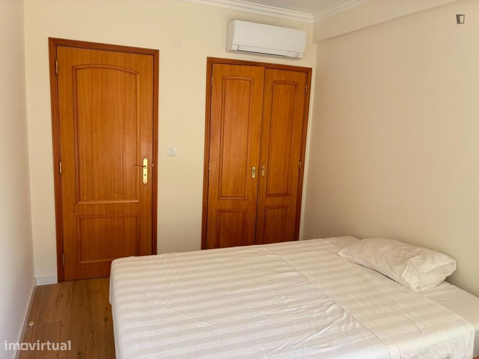 Quarto - localizado em Carcavelos Lisbon