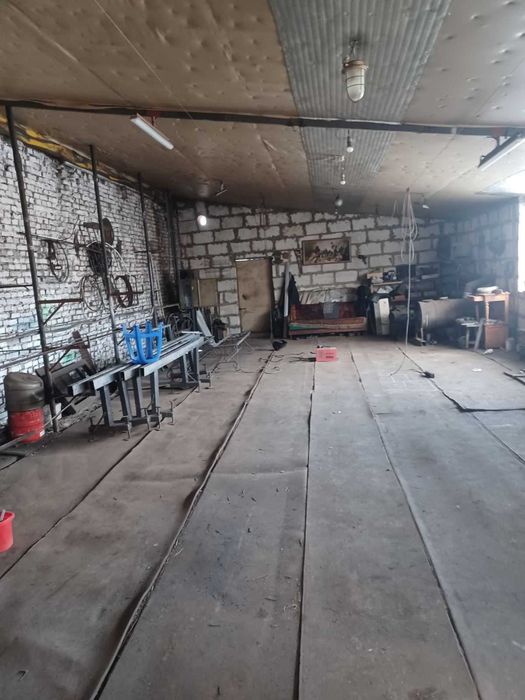 Продам в м.Мерефа магазин та ангар  з 9/25 житлового будинку