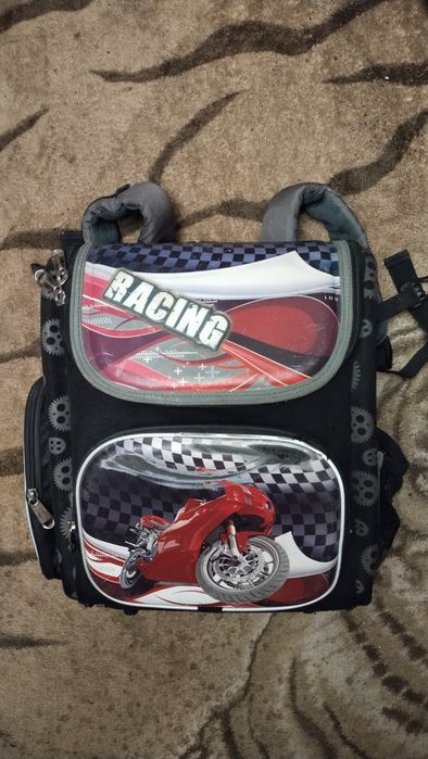 Рюкзаки шкільні у гарному стані.