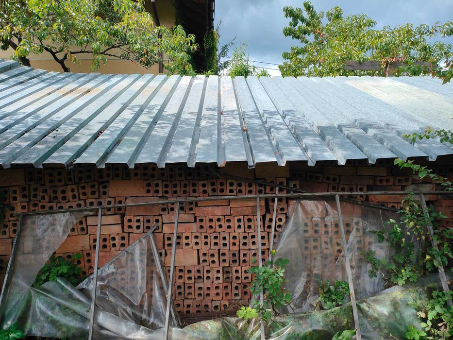 Cegła dziurawka i cegła pełna