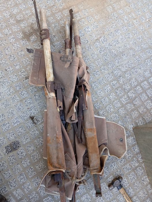 Maca do exercito antiga e caixa explosivos