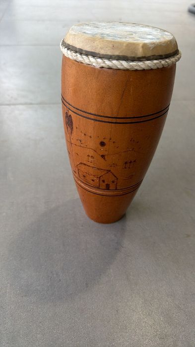 Tambor Africano Decorativo – Madeira Gravada + Pele