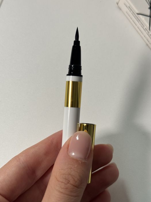 Estate Cosmetics Precision Liquid Liner – czarny eyeliner 1 g