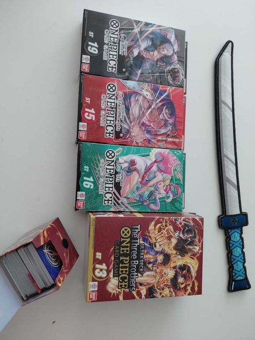 One Piece TCG – 4 Starter Decks ST13 ST15 ST16 ST19 – komplet + koszulki