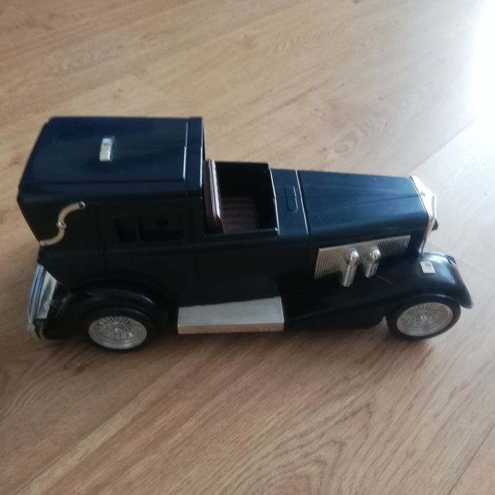 Zegar w kształcie samochodu