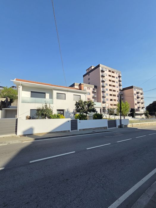 Moradia T5 completamente renovada