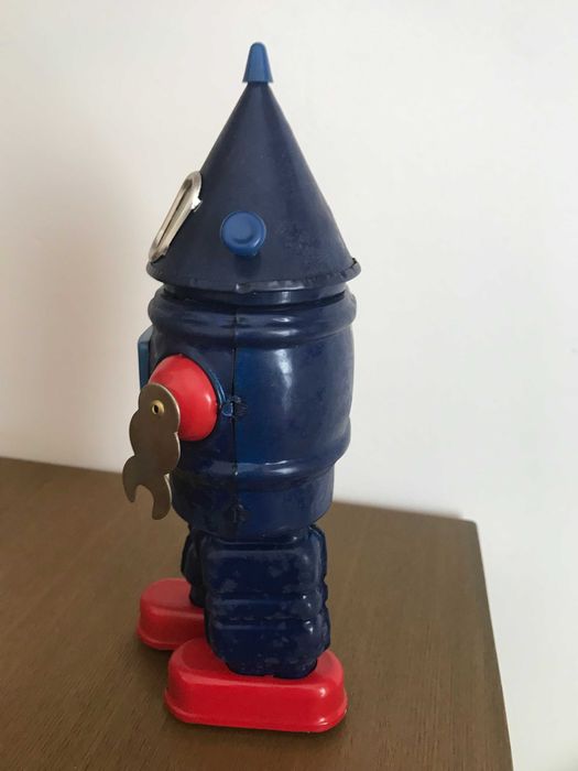 Robot de corda em metal