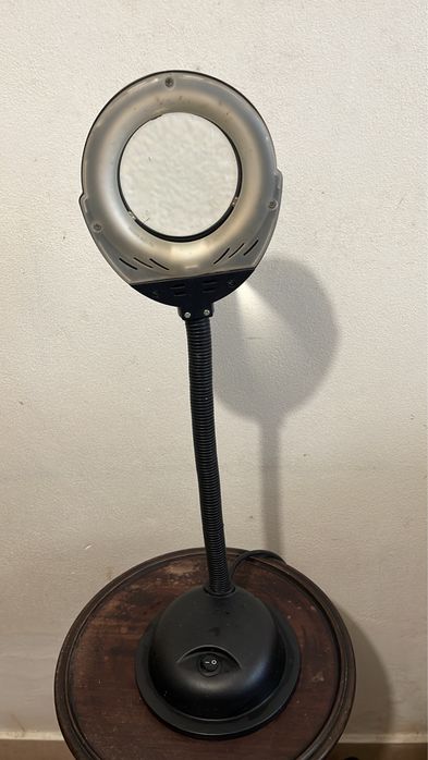 Luminaria de led com lupa aumento