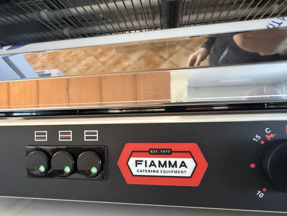 Torradeira elétrica Fiamma Varias  uma parteleira e duas parteleiras